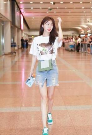 李菲儿真猛！高开叉裙中间线都快撑裂了，网友：这腿缝，呵呵了！