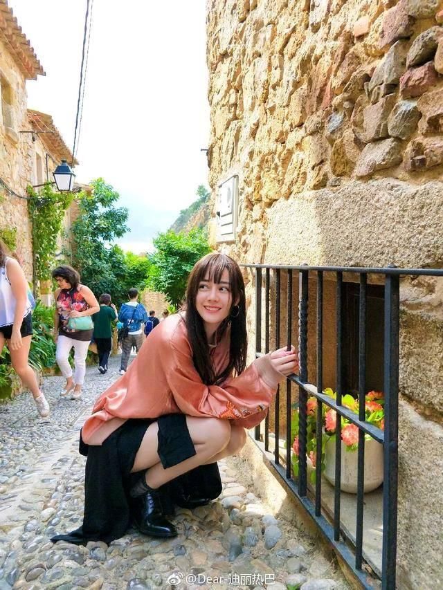 迪丽热巴学郑爽换“空气刘海”，一个美似洋娃娃，一个嫩回18岁