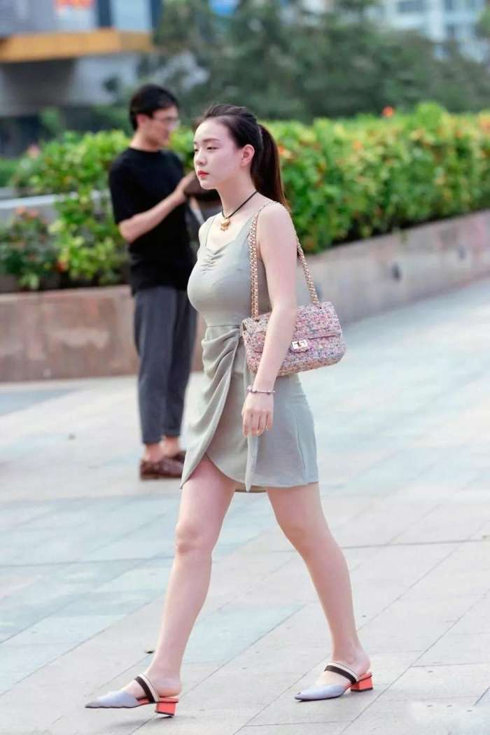 街拍: 紧致贴身裙辣妈, 身材傲娇, 走路就是这么自信!