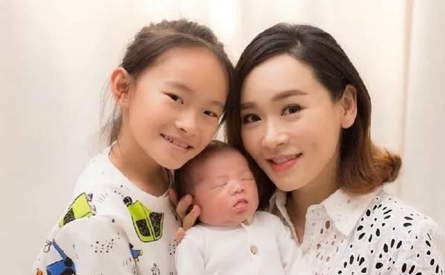  [儿子]杨思琦带儿子拍写真，合照未见爸爸出镜，香港网友：孩子太可怜了