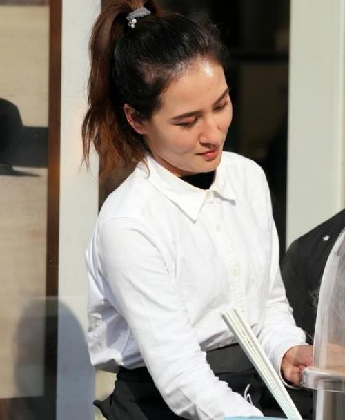 「气质」街拍:瑰姿艳逸的美女,一件黑色上衣配短裙,时尚女性魅力气质