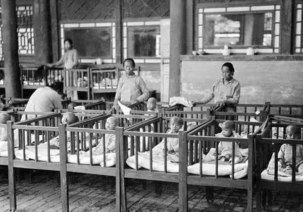 美国人在鞋盒里发现了6000张中国老照片，轰动全世界