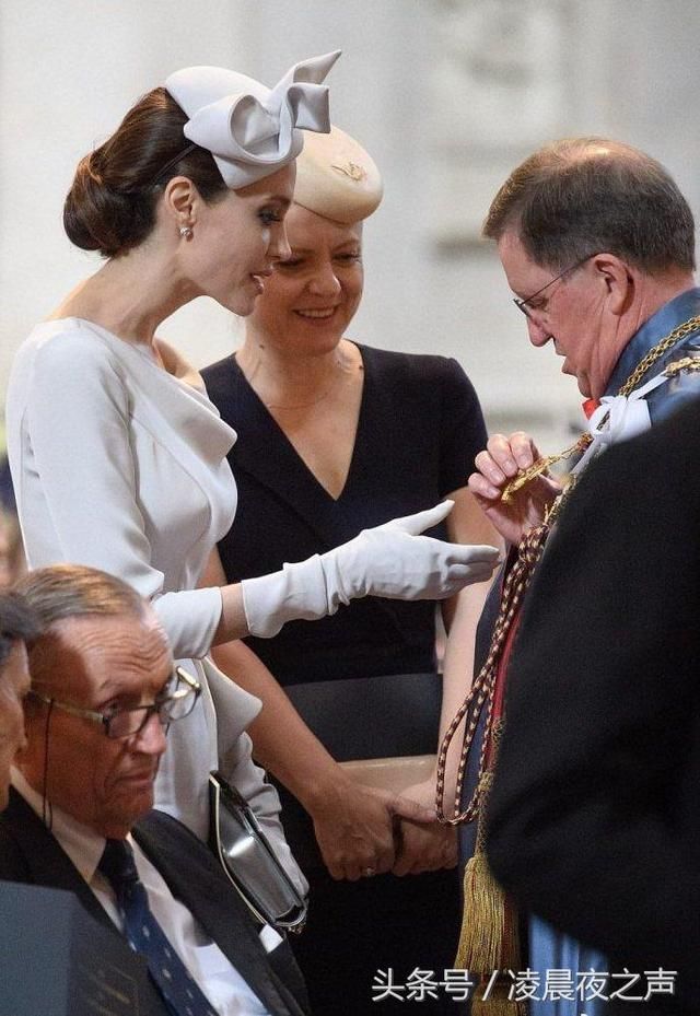 安吉丽娜朱莉出席活动，贵气优雅比肩凯特王妃，不入皇室可惜了