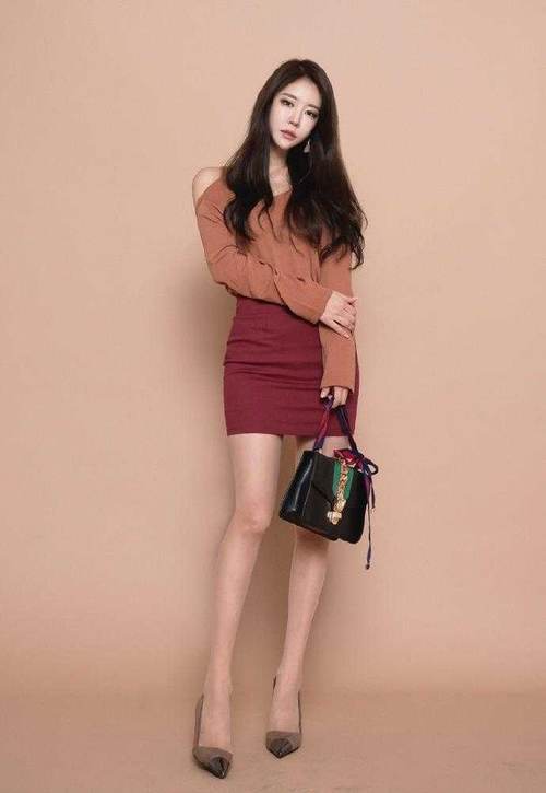 包臀裙搭配一条肤色丝袜展现出三倍魅力