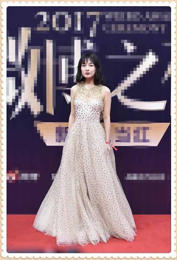 吴昕太自信了吧！160身高穿长衬衫非要露出来，不想却暴露小短腿