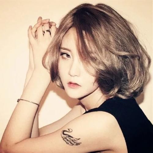  『看起来』敢剪短发的女生颜值都不低