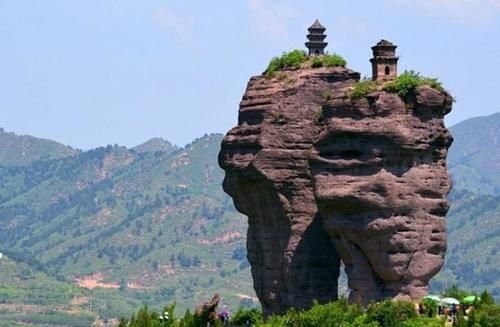 最难“爬”的山：找不到路，山顶的两座塔也不知何人何时所建！