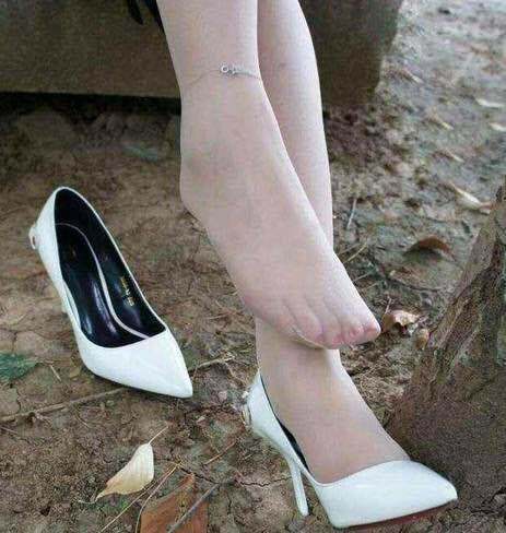 尖尖细高跟，勾勒出柔美的脚部曲线，更能衬出修长美腿！