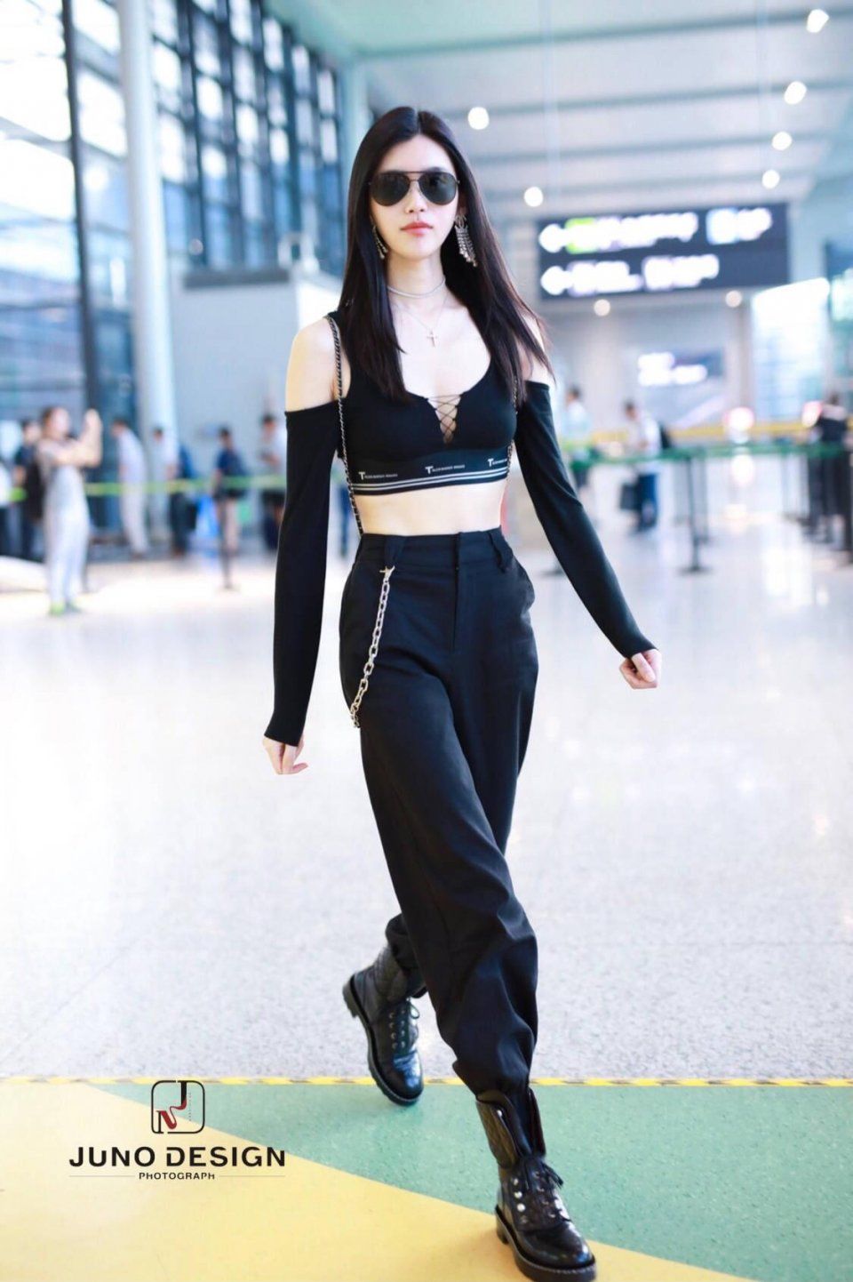 奚梦瑶绝对是最敢穿的女明星!能露的地方全露，连刘雯都比不过她