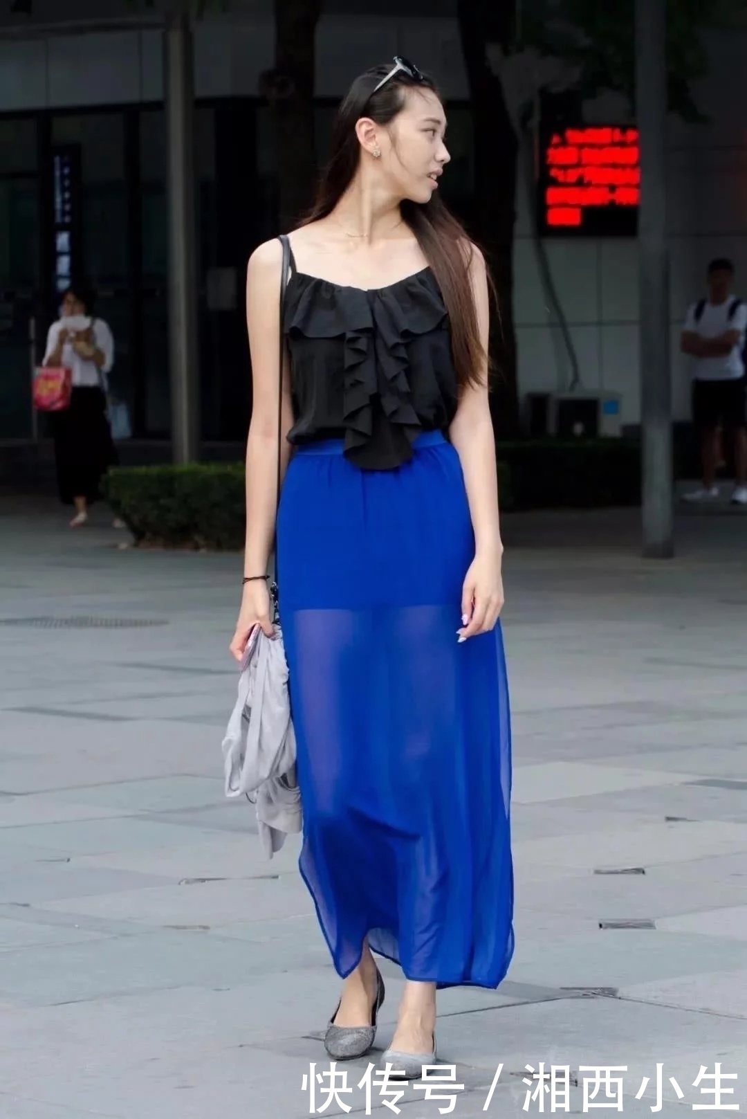 玲珑有气质的长发美女，一袭蓝裙来微风下吹拂下更显魅力！