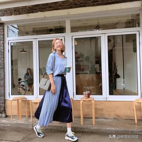 『 反差感』+ 裙子”才是今春王炸穿搭，扔掉高跟鞋！“平底鞋