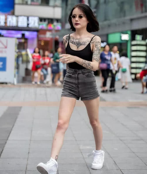 迷人的花臂小姐姐,黑色唇彩纹身到胸口了,后背纹的一句话没人能