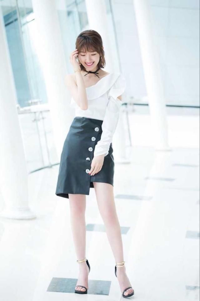 能用同样的单品搭出两个完美的造型，毛晓彤的时尚经不是白练的！