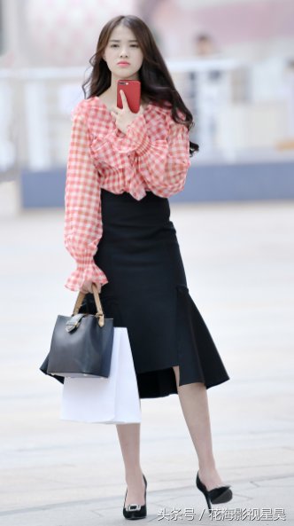 时尚街拍美女:小清新，青春气息满满容光焕发的小姐姐