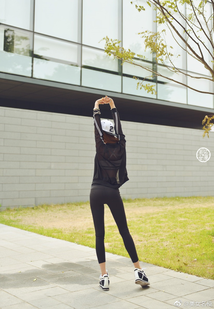 紧身裤美女,展示性感身材,时尚潮流性感汇聚一身
