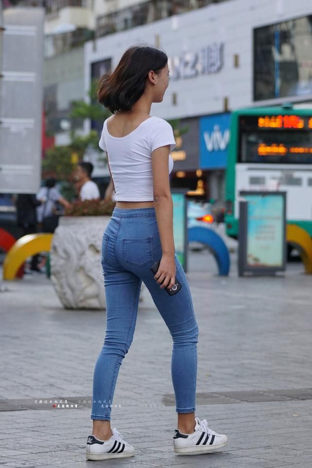 路人街拍，白色短袖搭配紧身牛仔裤，突显好身材，带来不一样的美