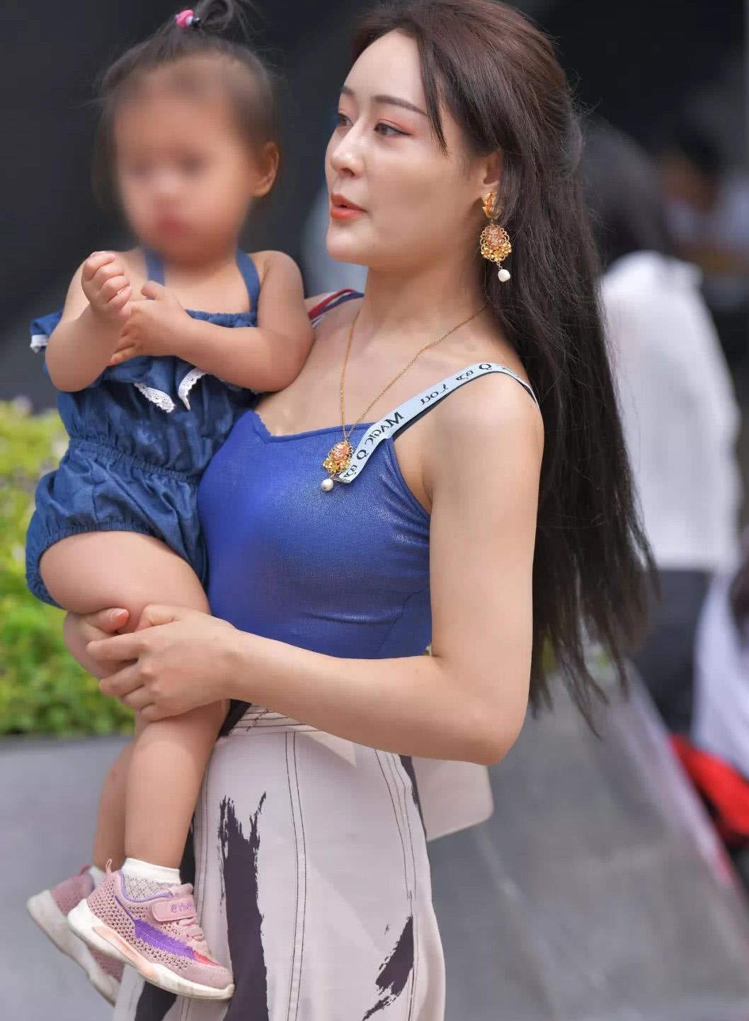 成熟辣妈吊带装美的像一幅画，丰满圆润的身材，美的像一幅油画