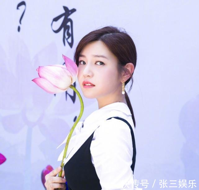 陈妍希现身活动, 裙子短到腿都纽成麻花了, 网友: 简直不能接受!