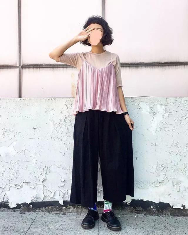 别小看这一件简单的细肩背心，靠它就有各种不一样的百变造型