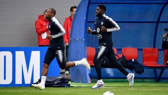 伤不起!法国主力右闸或伤退 世界杯真没右后卫