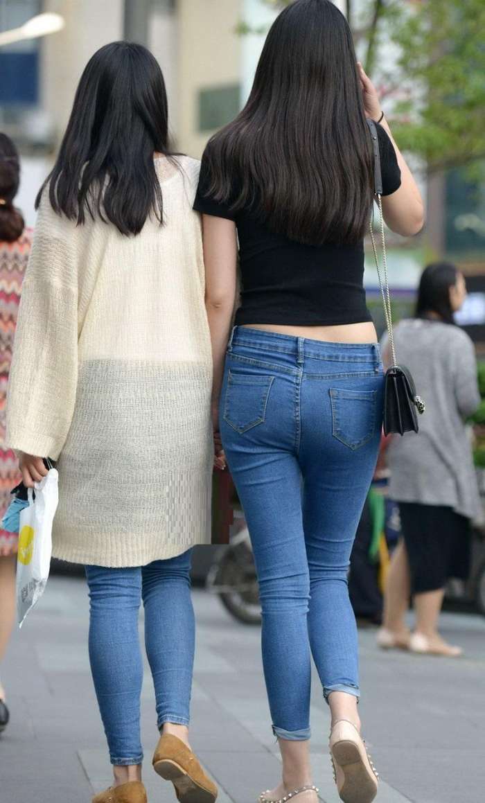 街拍美女:紧身牛仔裤轻松展现少妇丰满身材
