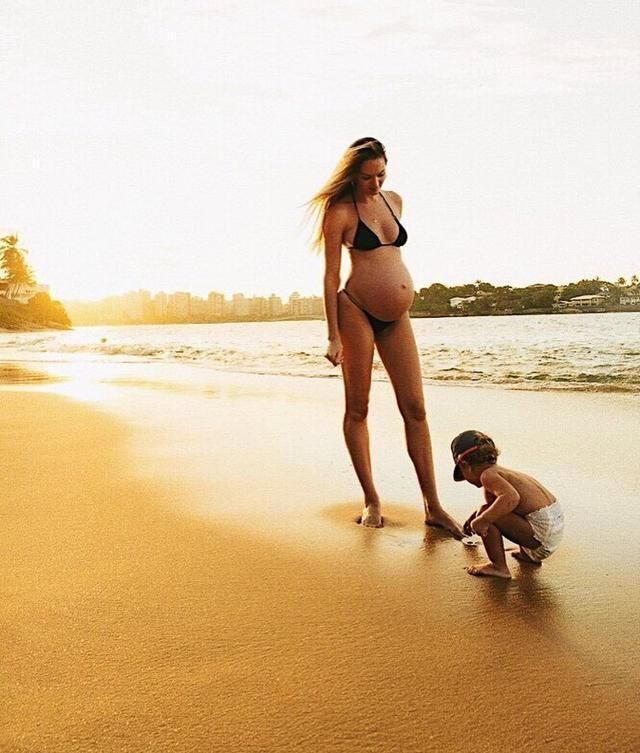 维秘天使超模海边晒比基尼，大胆展现凹凸身材