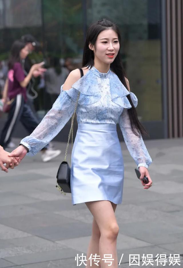 『蓝色』美女这么穿真时尚,蓝色露肩连衣裙尽显好身材,魅力十足无法阻挡