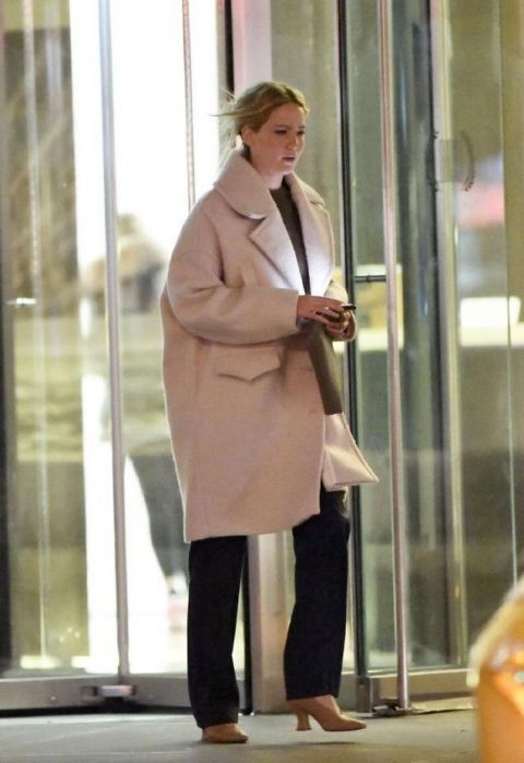  【很火】奔四女人别乱穿，试试初春很火的这款“外衣”，保暖时髦又显气质