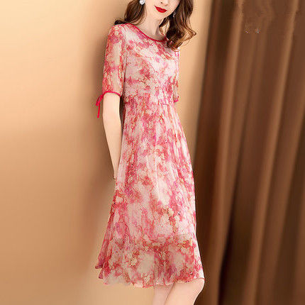 好迷人!老婆穿上这印花裙，美若天仙，显白显嫩美炸天，让人心醉