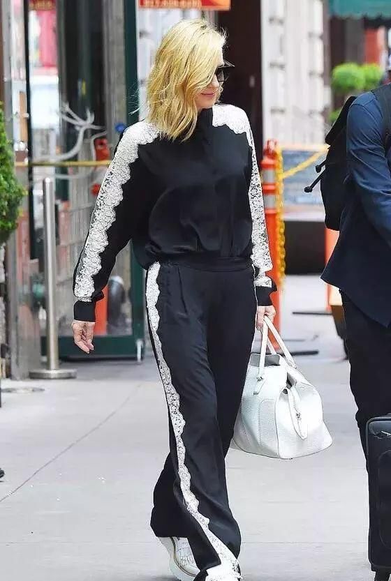 同是机场私服装，唐嫣宋茜长裤像拖地，韩雪佟丽娅短裙似走红毯