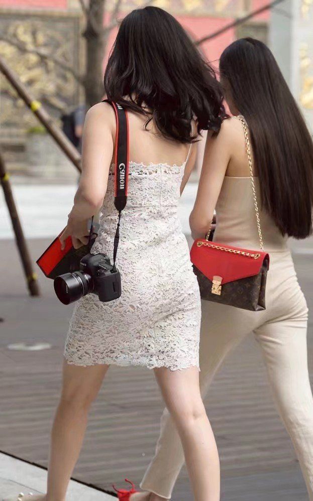 穿着蕾丝紧身连衣裙的小姐姐发现被偷拍，害羞一笑，风情万种