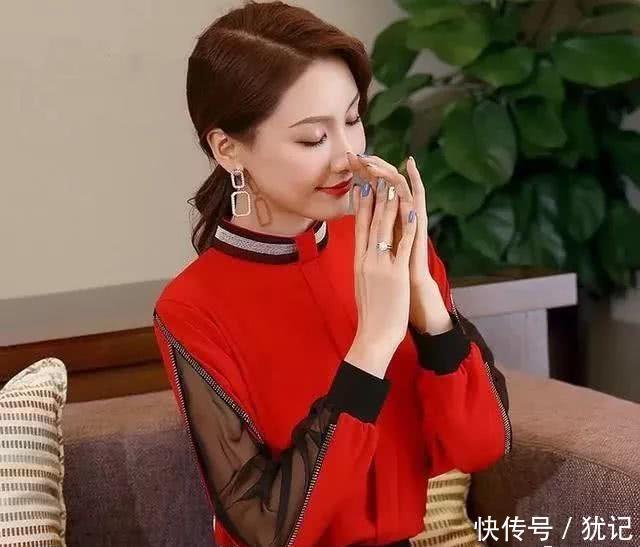 【减龄】毛衣再多,不如一件“减龄”小衫,过年聚会穿,美的让人怦然心动