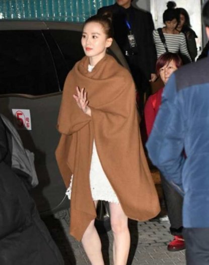 刘诗诗孕后首亮相，肤白貌美身材依旧，网友惊叹:比以前更美了