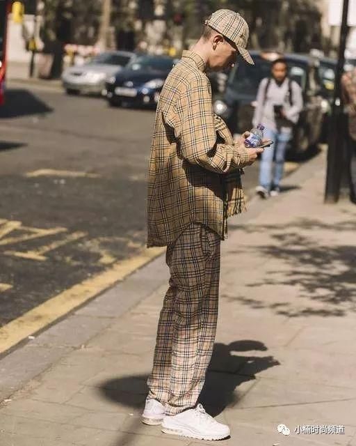 持续延烧的时尚Look，穿上格纹衬衫打造多样的街头休闲
