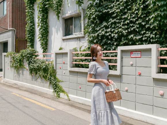 女神孙允珠，明斯克民族花饰波漾淡灰洋裙