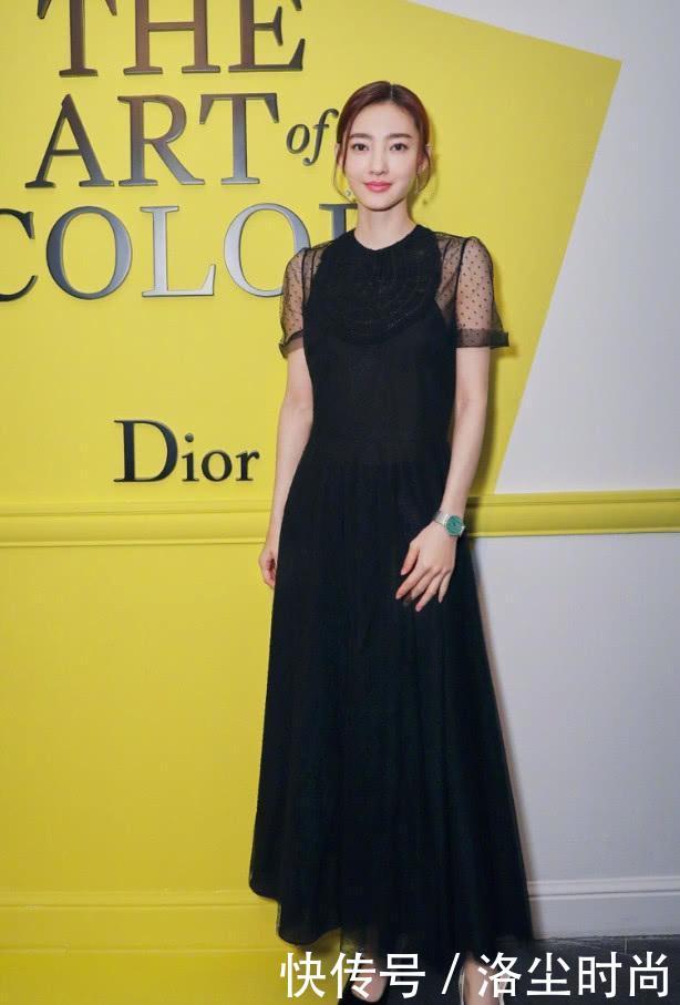 王丽坤这时尚绝了，勒个“塑料圈”显瘦，用上了白色真瘦不下去！