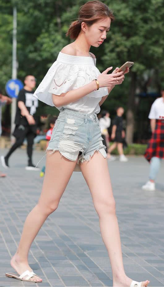 气质小姐姐一字肩花瓣裹胸展现玲珑有致，丰润的双腿很吸睛