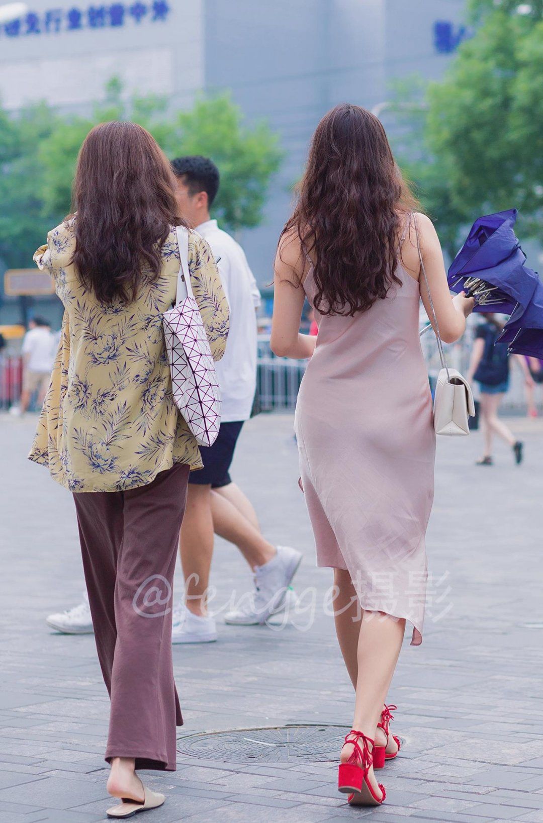 街拍:背影最为神秘，露背彰显性感，合二为一，魅力无穷