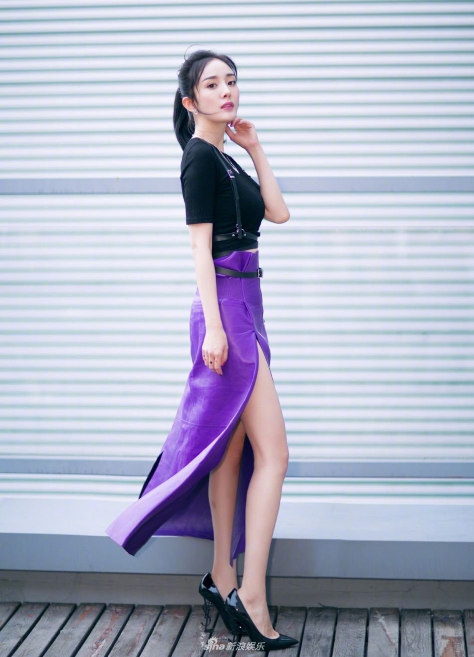 杨幂最新时尚写真，高开叉紫色长裙尽显一双美腿