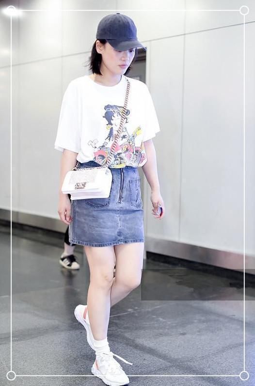 别看鞠婧祎只有159的身高，可秀起腿来，竟丝毫不差170的马思纯！