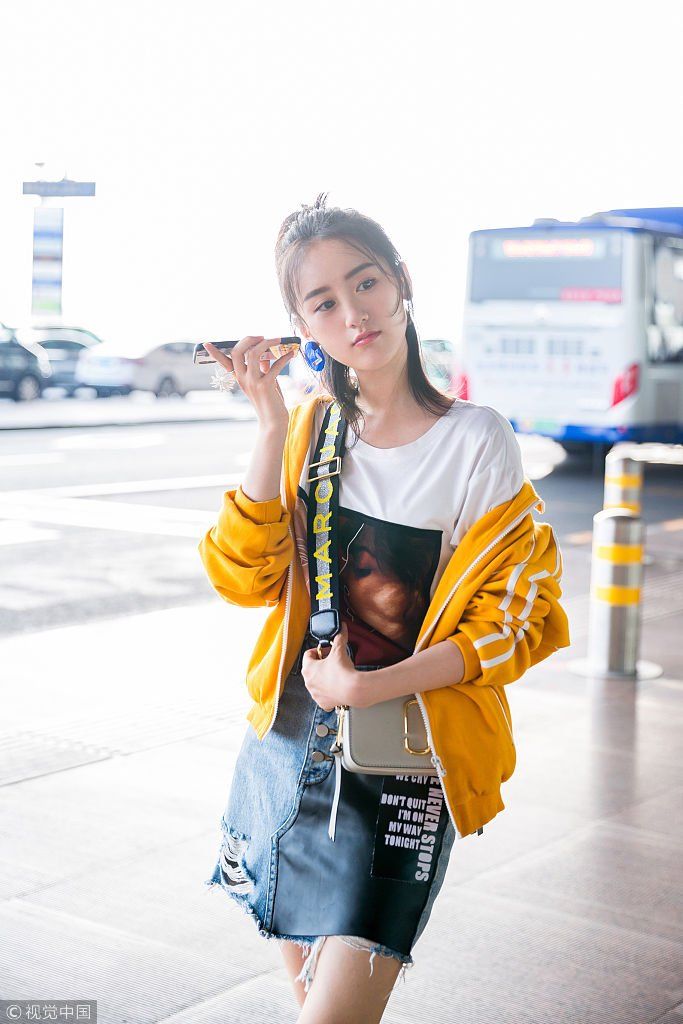 劈叉系始祖！袁冰妍半穿夹克秀大长腿 梳小辫凹造型少女感十足