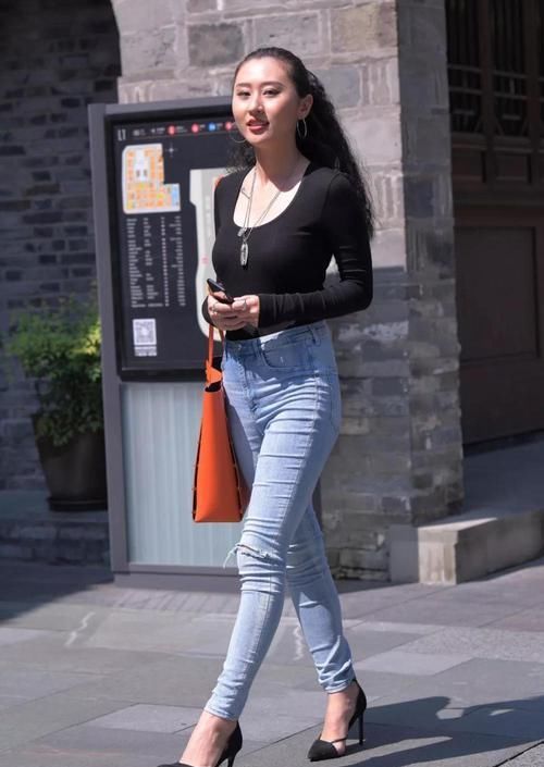 【美女】街拍牛仔紧身裤炫耀美腿,爆炸头的辣妹子,眼波流转动人不已