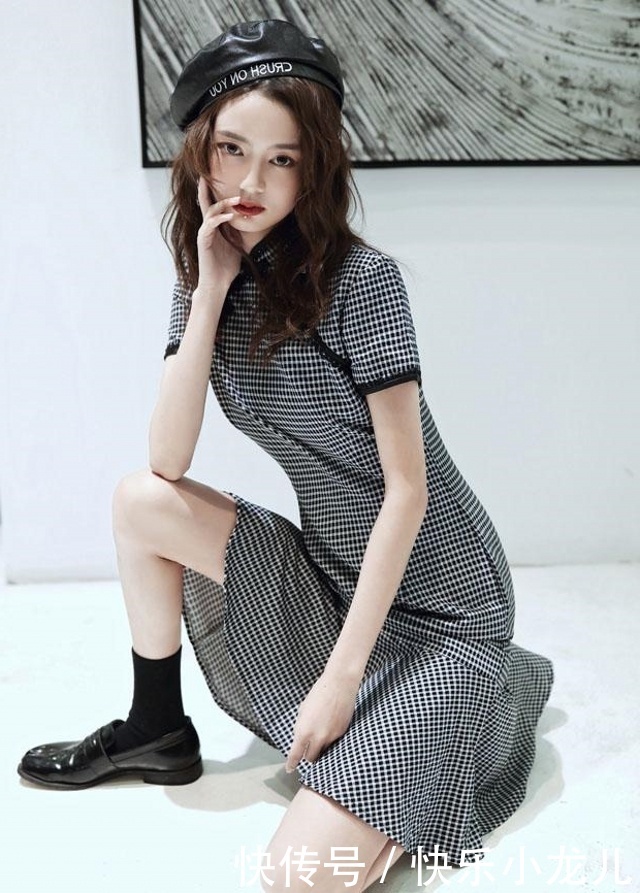 【条纹】街拍:小姐姐少女感十足,搭配黑白条纹针织衫,特别惊艳