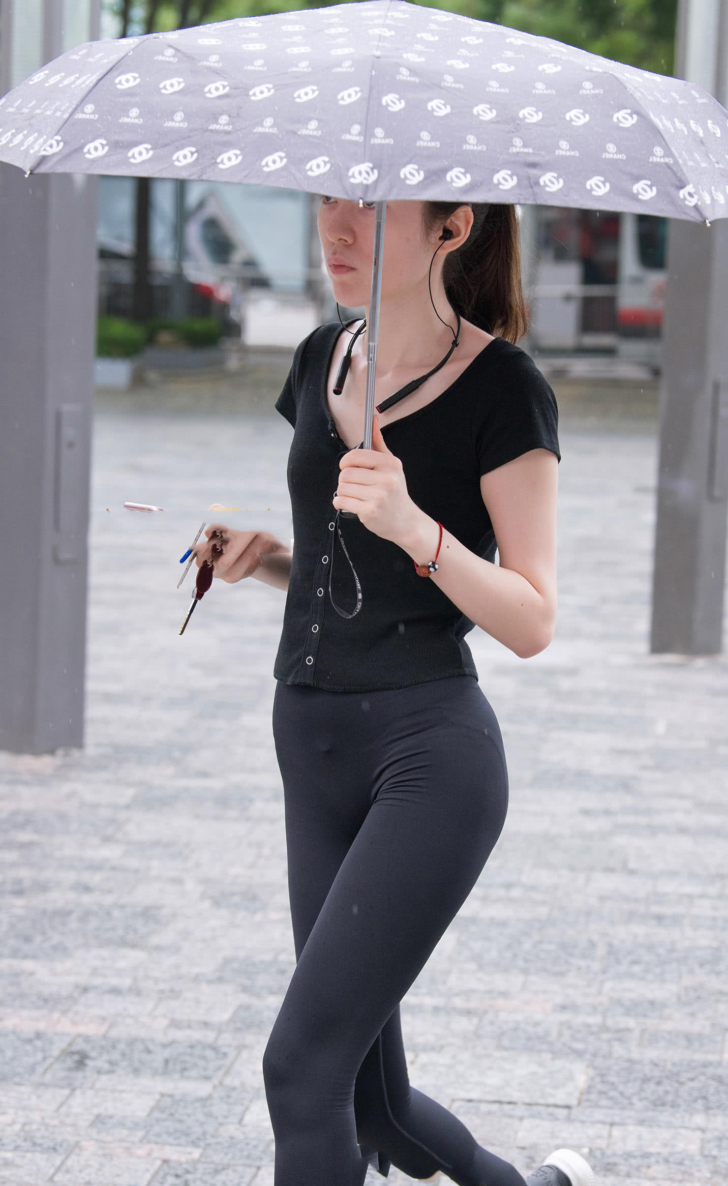 气质小姐姐一身黑色既能显得很成熟稳重，又能让身材显得比较纤瘦