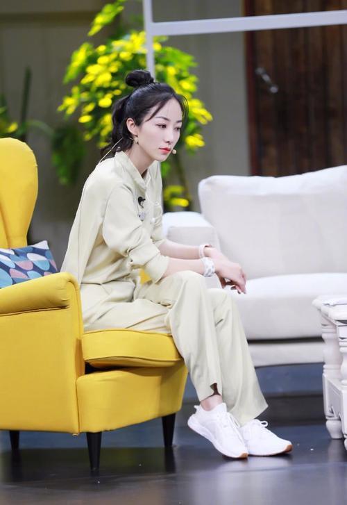 韩雪牛仔裙臀部下用薄纱遮掩，却不及背景雕塑抢镜，真的好羞羞