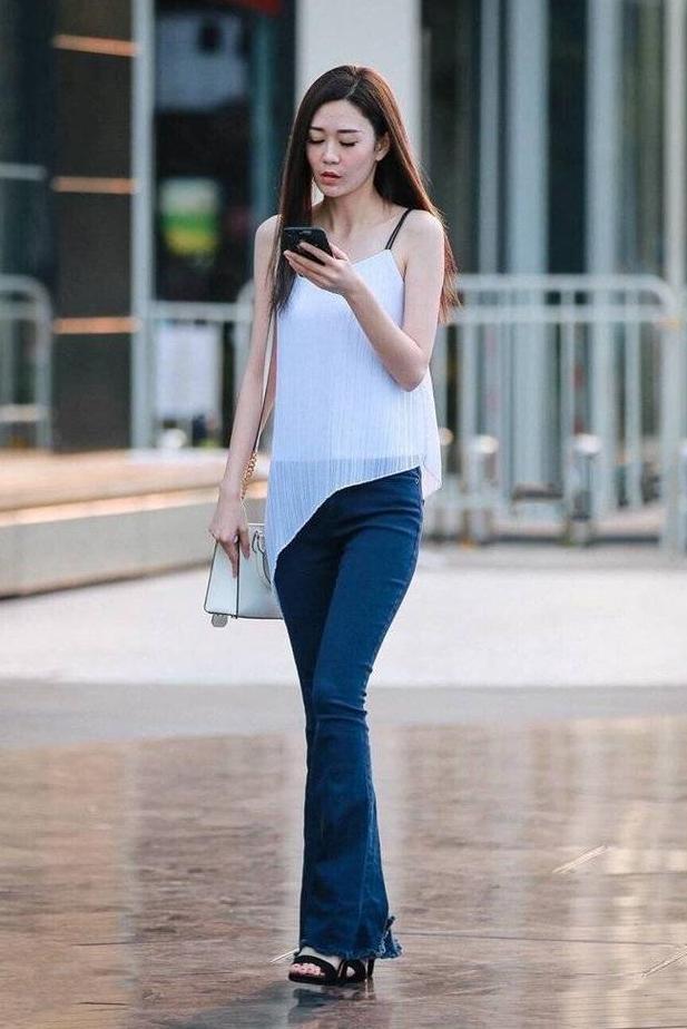 街拍：美女虽不是曲线身材，但胜在高挑人也漂亮，也很有感觉