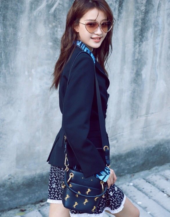 孙怡和赵薇尴尬撞衫,一个穿成少女一个穿成大妈,年轻就是好啊!