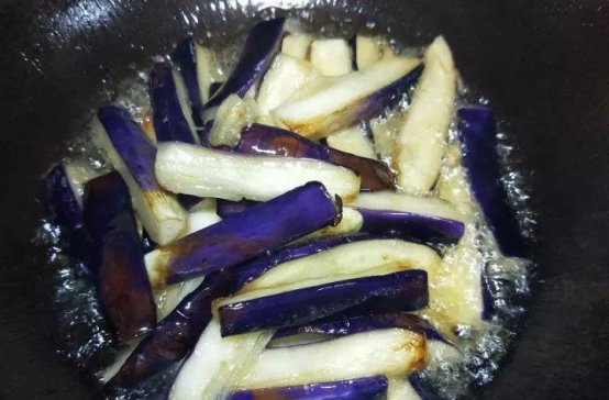 「其进行焯水」2个茄子,1把豆角这做法太香了,我家三天两头吃一次,出锅就抢光