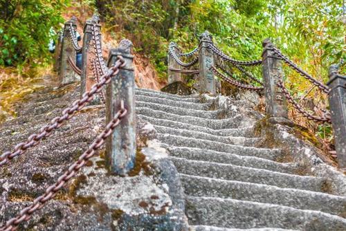 实拍腾冲云峰山九十度斜坡，海拔2445米有一口井水，科学无法解释