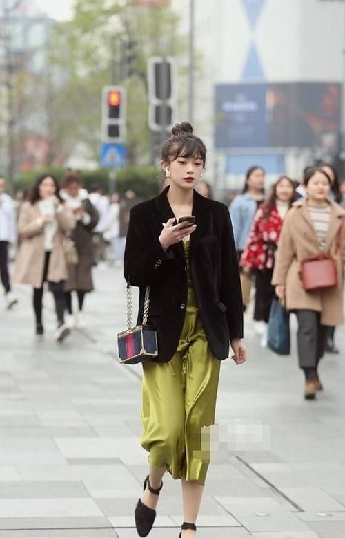  精气神@路人街拍，小姐姐优雅又大方，配上一袭散落卷发，精气神十足